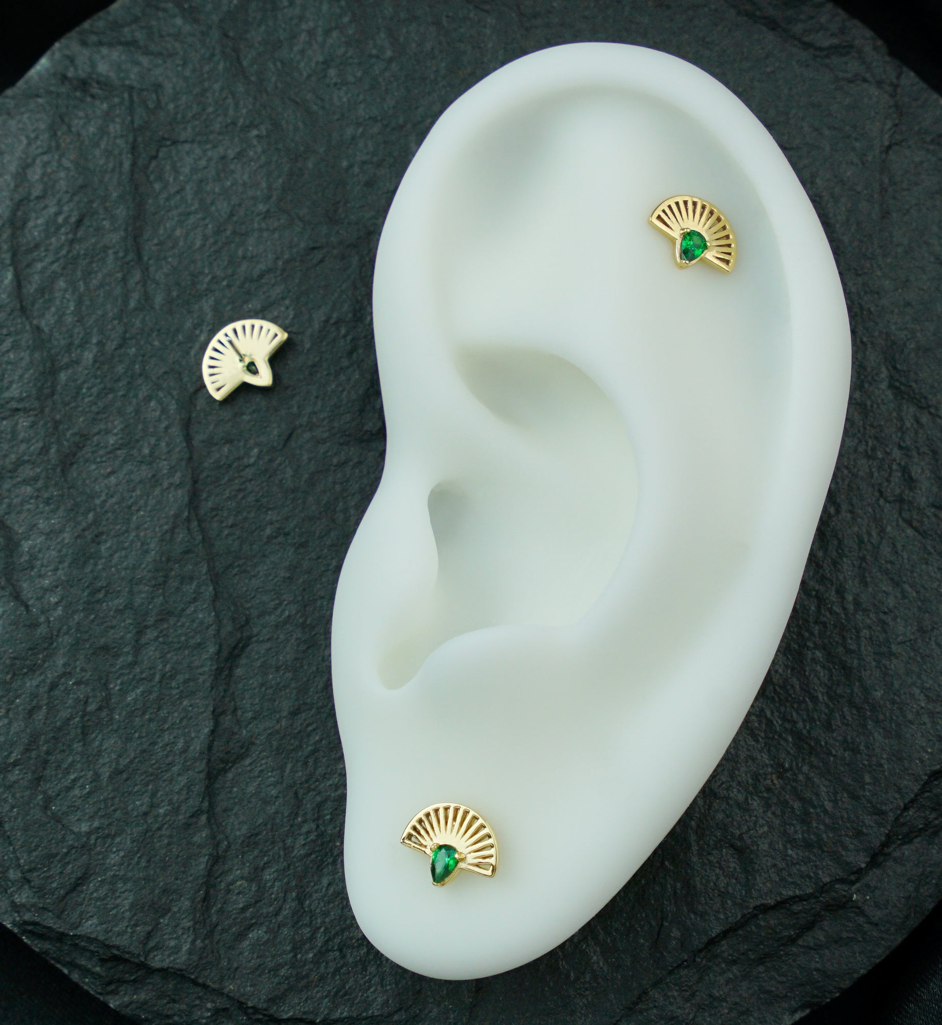 14kt Gold Fan Burst Teardrop Emerald CZ Threadless Top