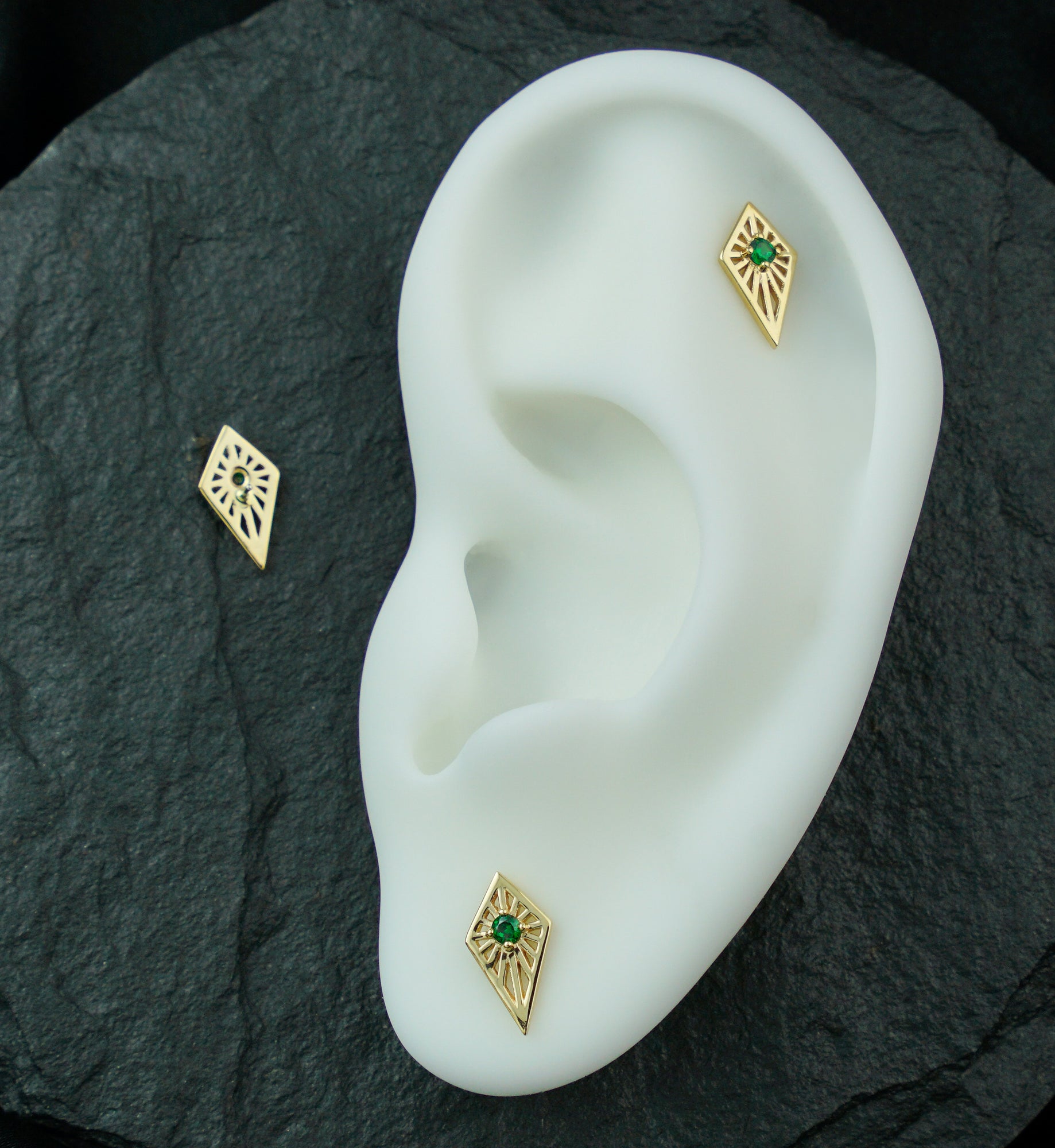 14kt Gold Tetra Burst Emerald CZ Threadless Top