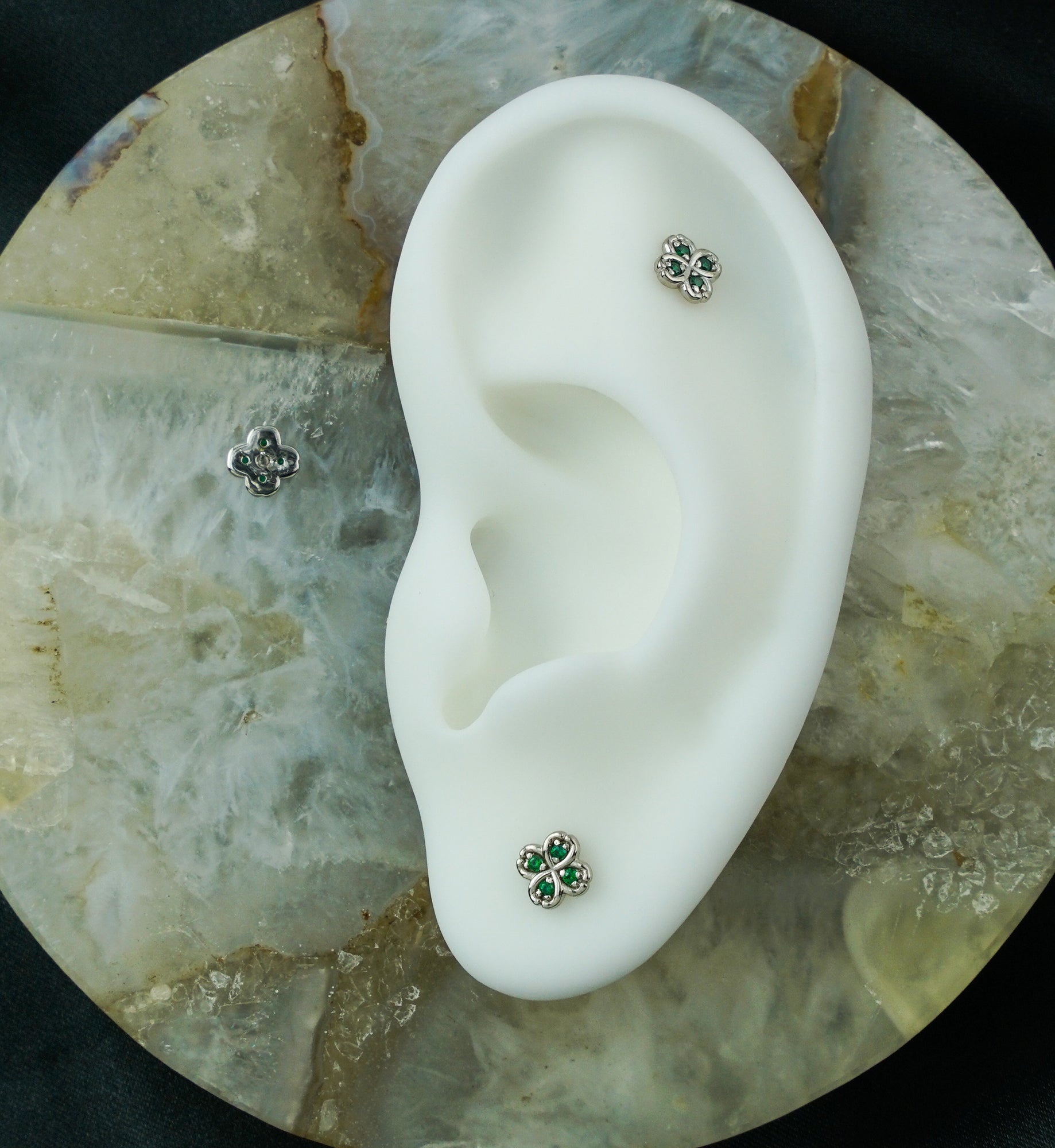 14kt White Gold Clover Emerald CZ Threadless Top