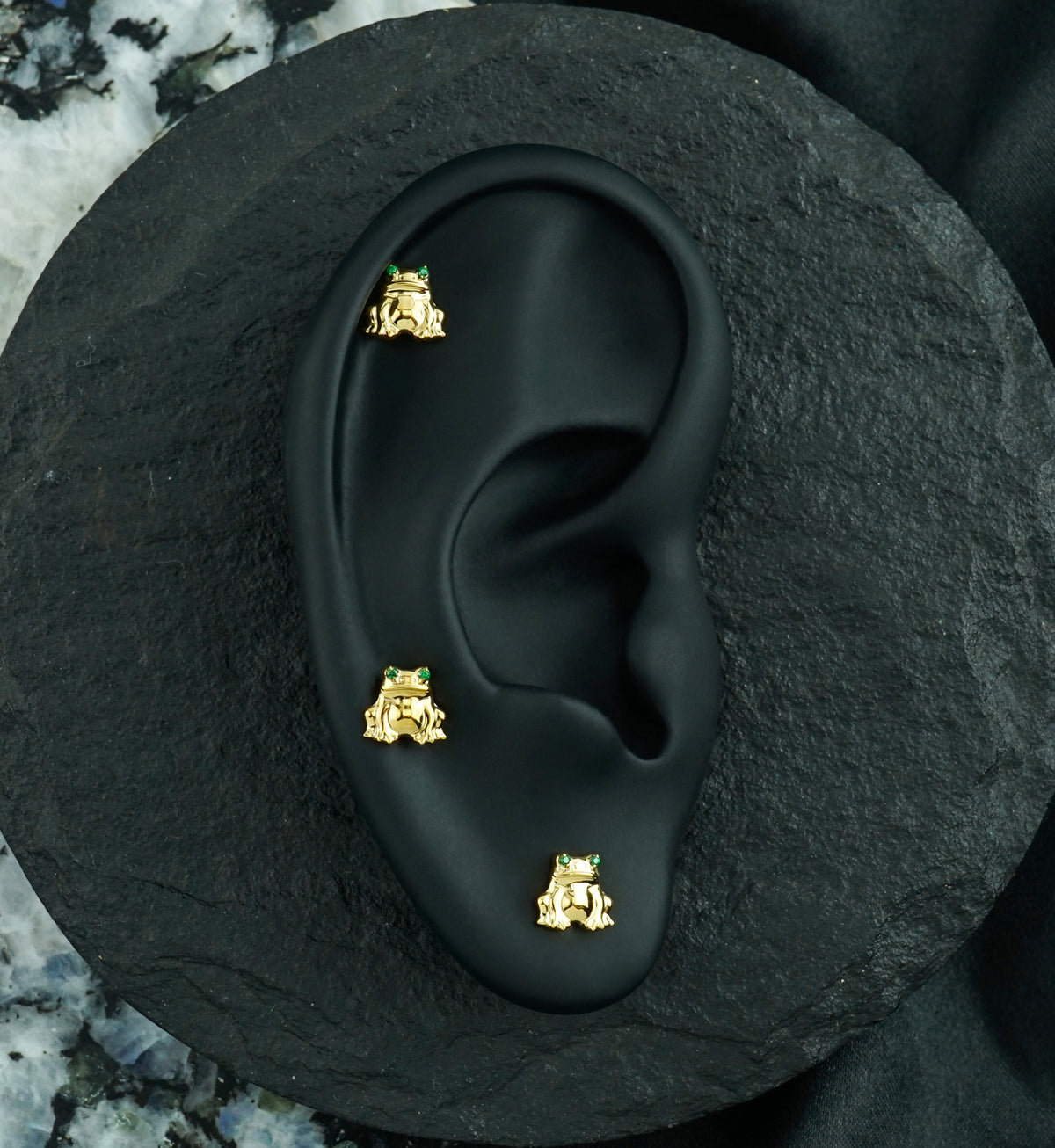 24kt Gold PVD Sitting Frog Emerald CZ Titanium Threadless Top
