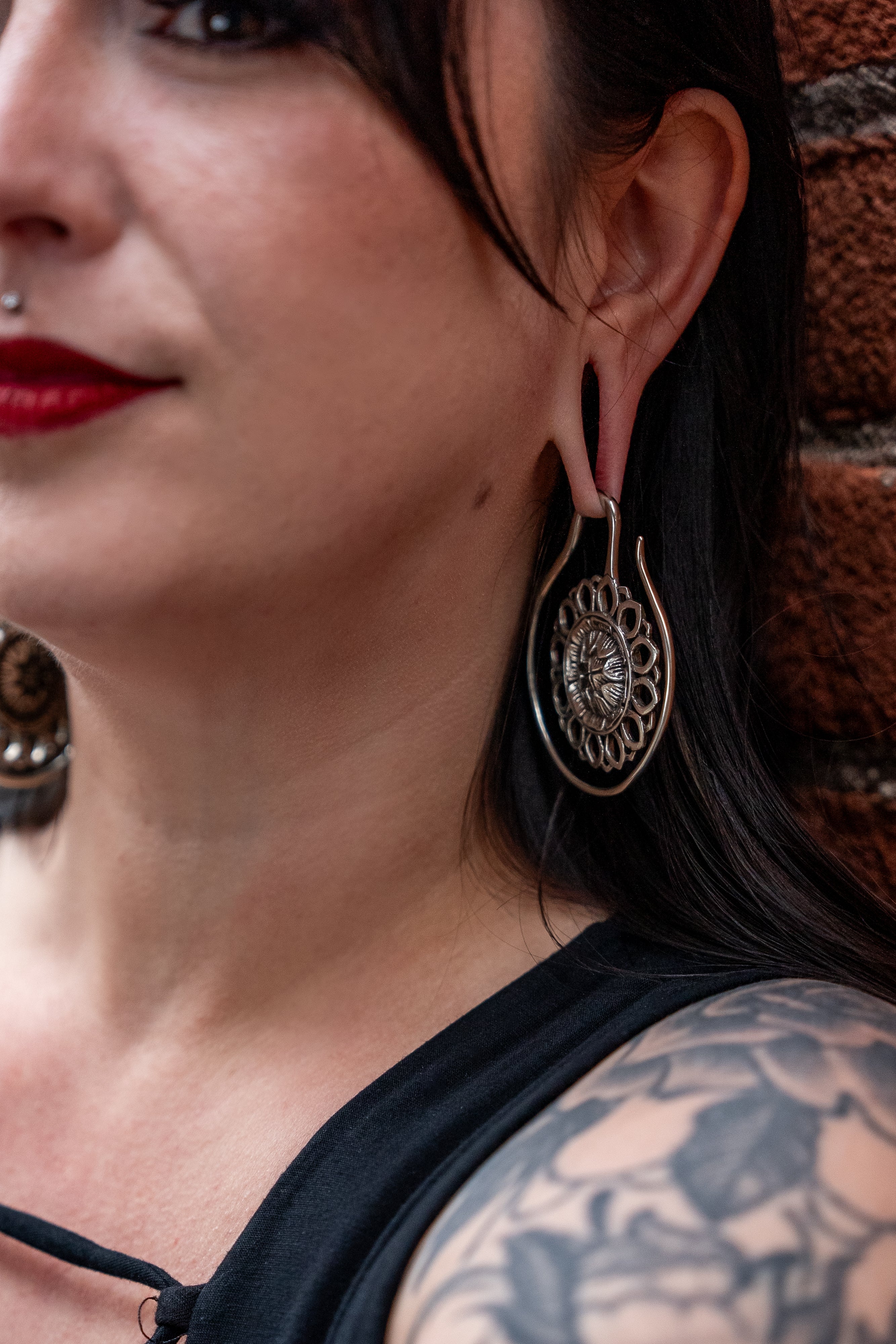 Amaryllis White Brass Ear Weights