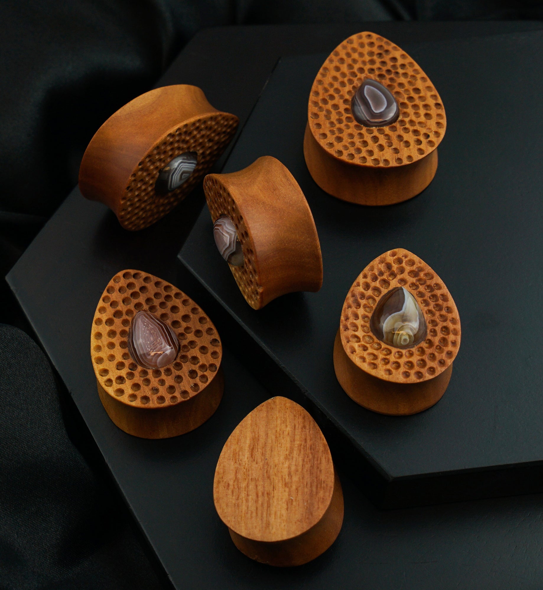 Hammered Saba Wood Teardrop Plugs with Teardrop Agate Stone Inlay