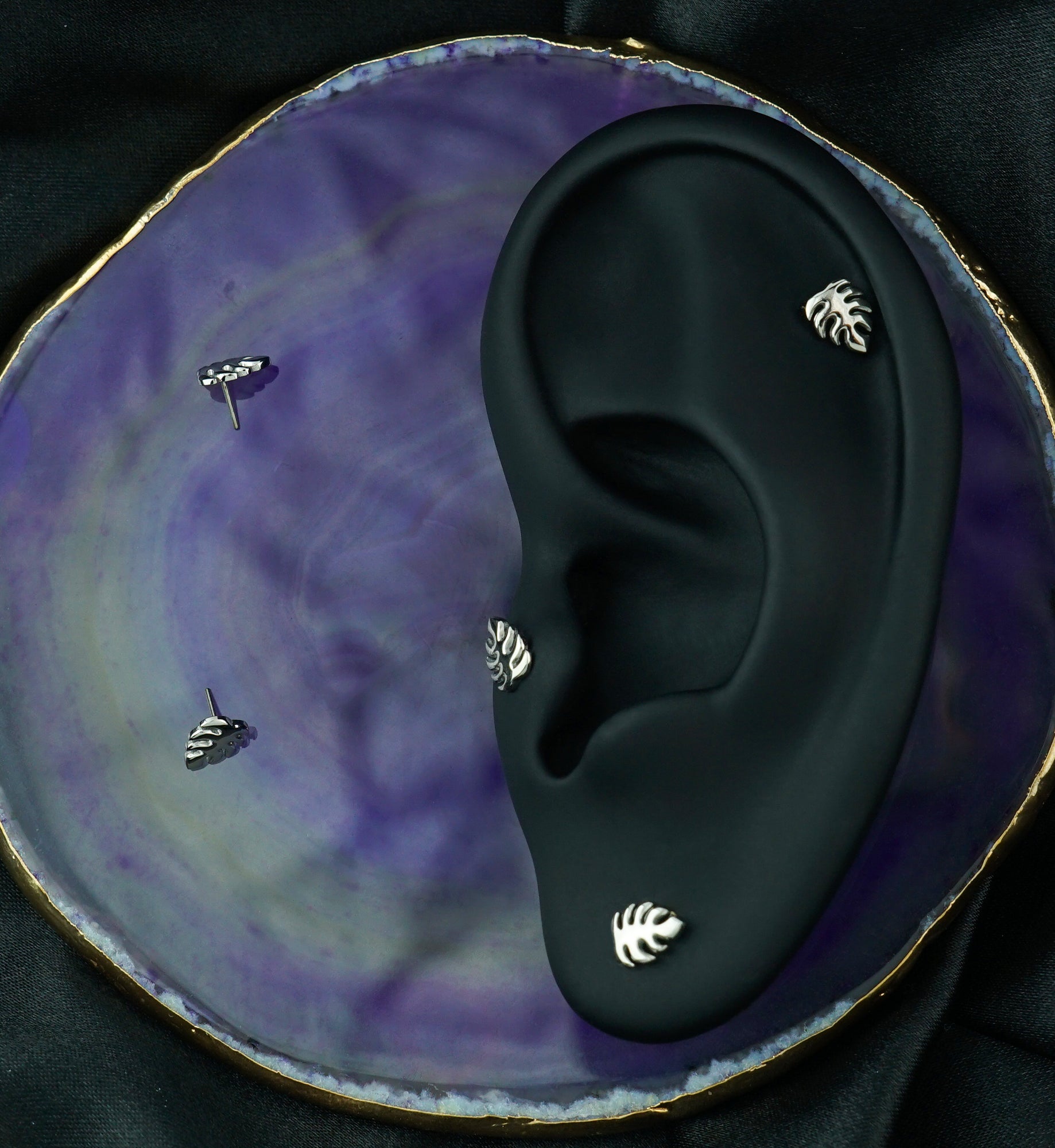 Monstera Leaf Titanium Threadless Top