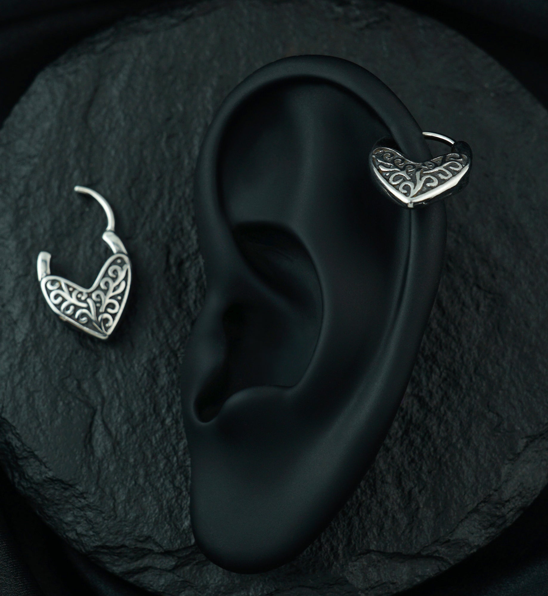 Point Etched Vine Stainless Steel Hinged Segment Ring