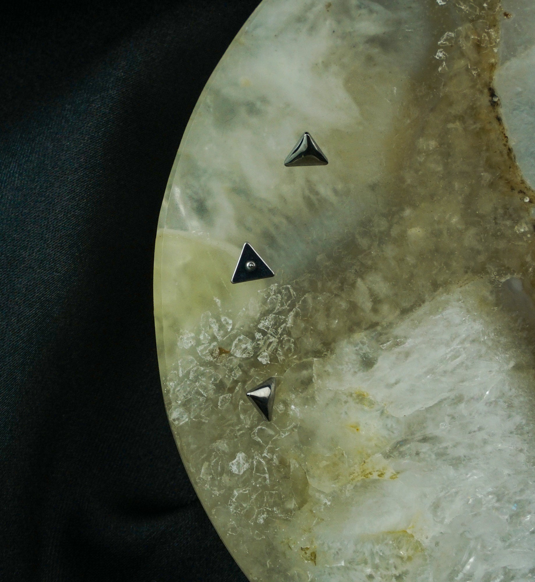 Rounded Triangle Titanium Internally Threaded Top