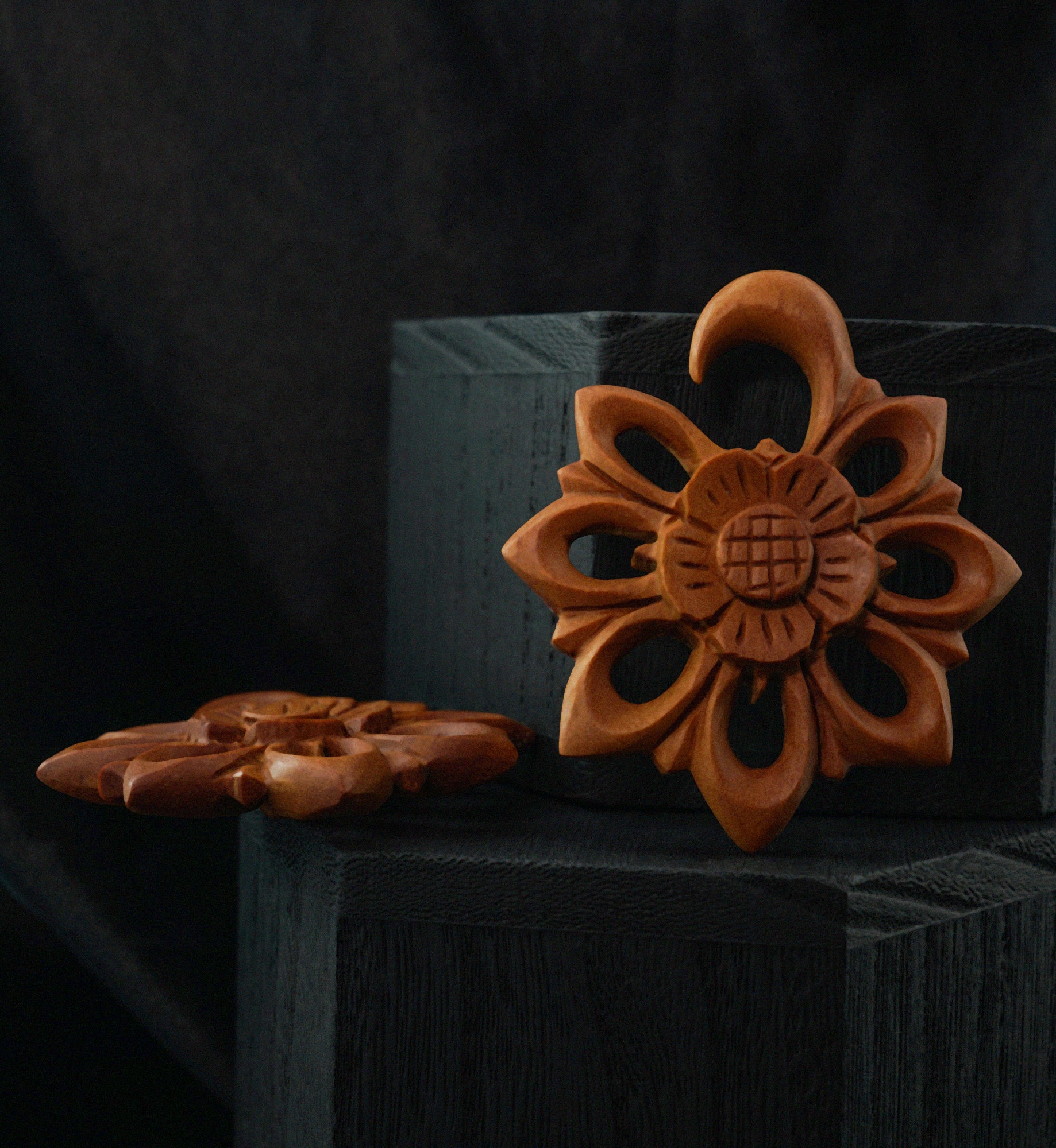 Saba Wood Blooming Flower Hanger Plugs