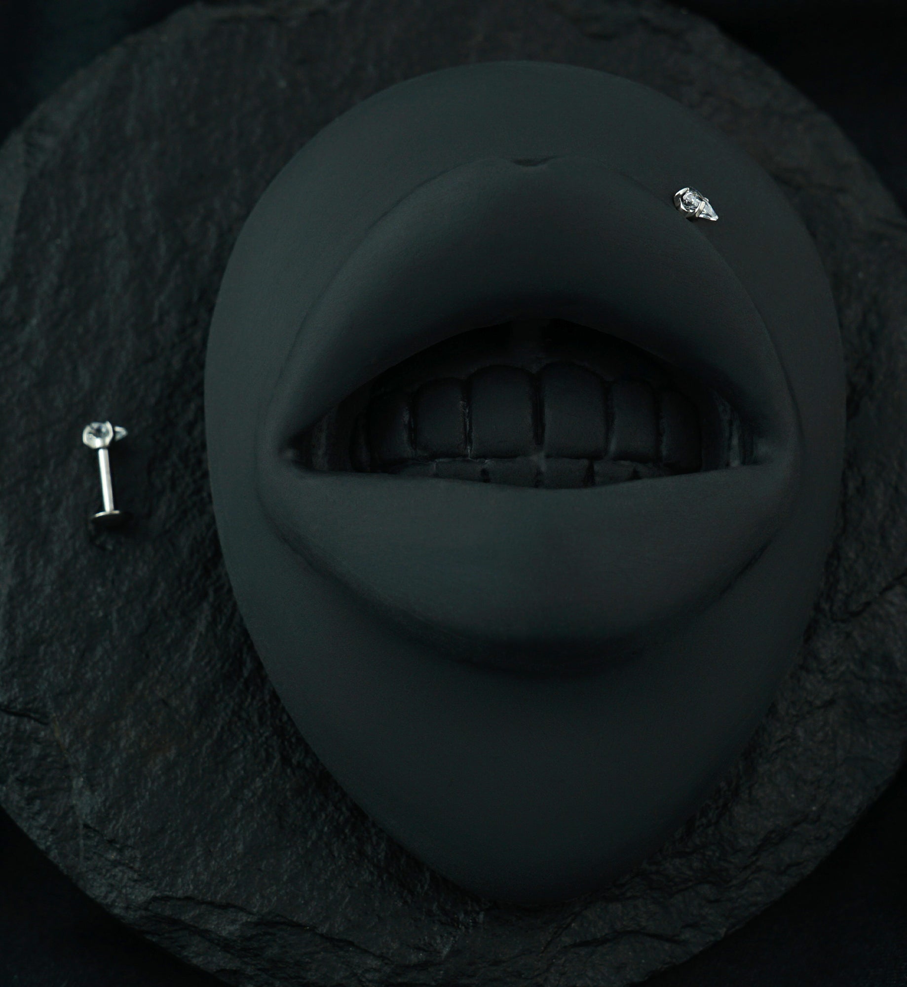 Triangle CZ Prong Internally Threaded Labret