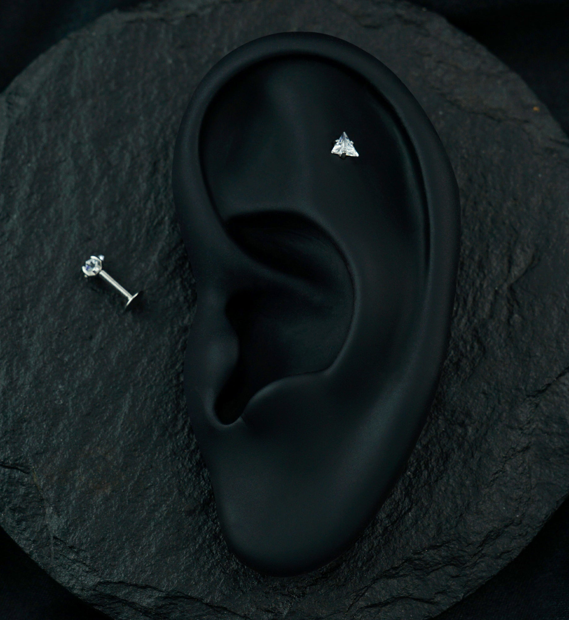 Triangle CZ Prong Internally Threaded Labret