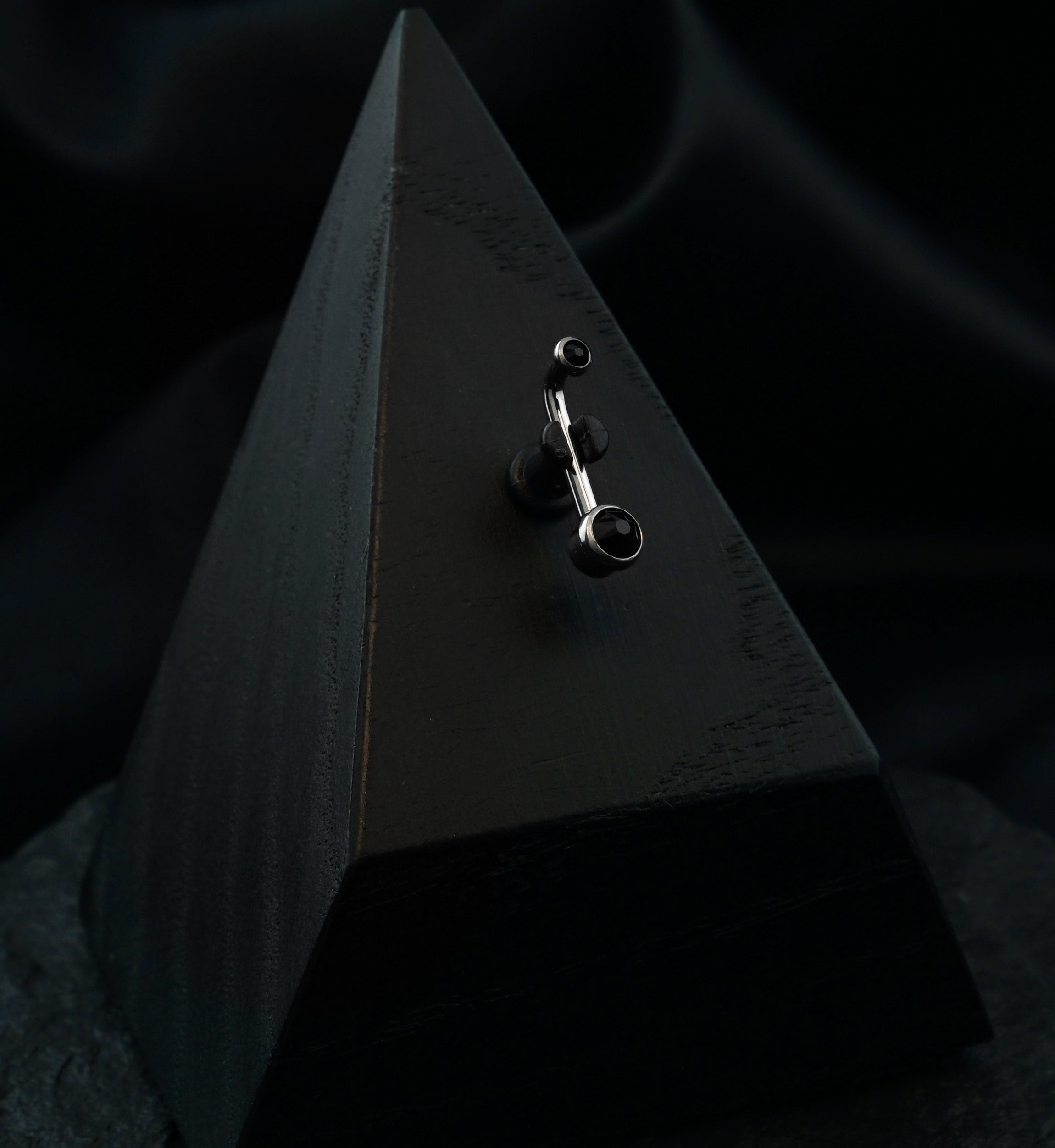 Vertical Clitoral Hood Black CZ Bar