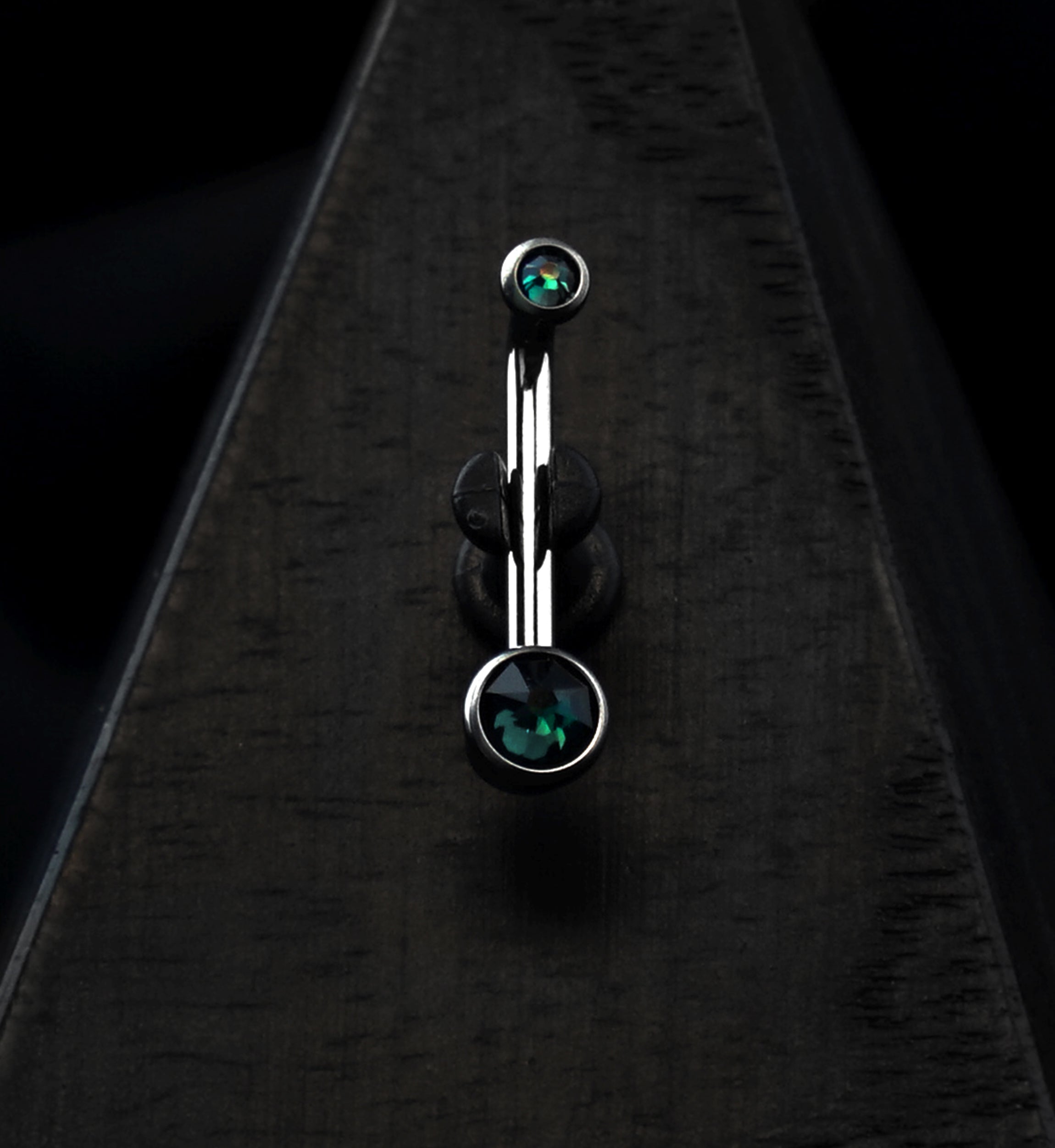 Vertical Clitoral Hood Emerald CZ Bar