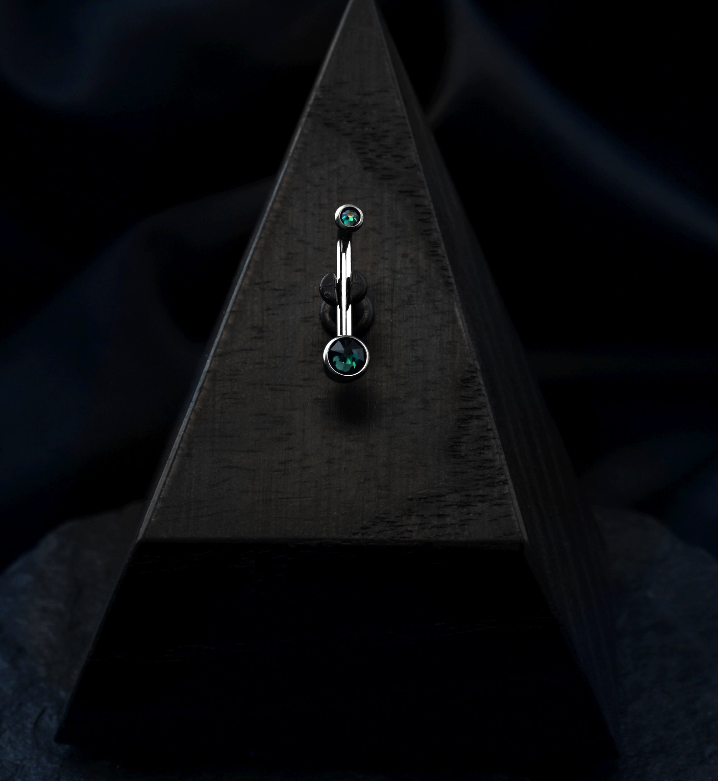 Vertical Clitoral Hood Emerald CZ Bar