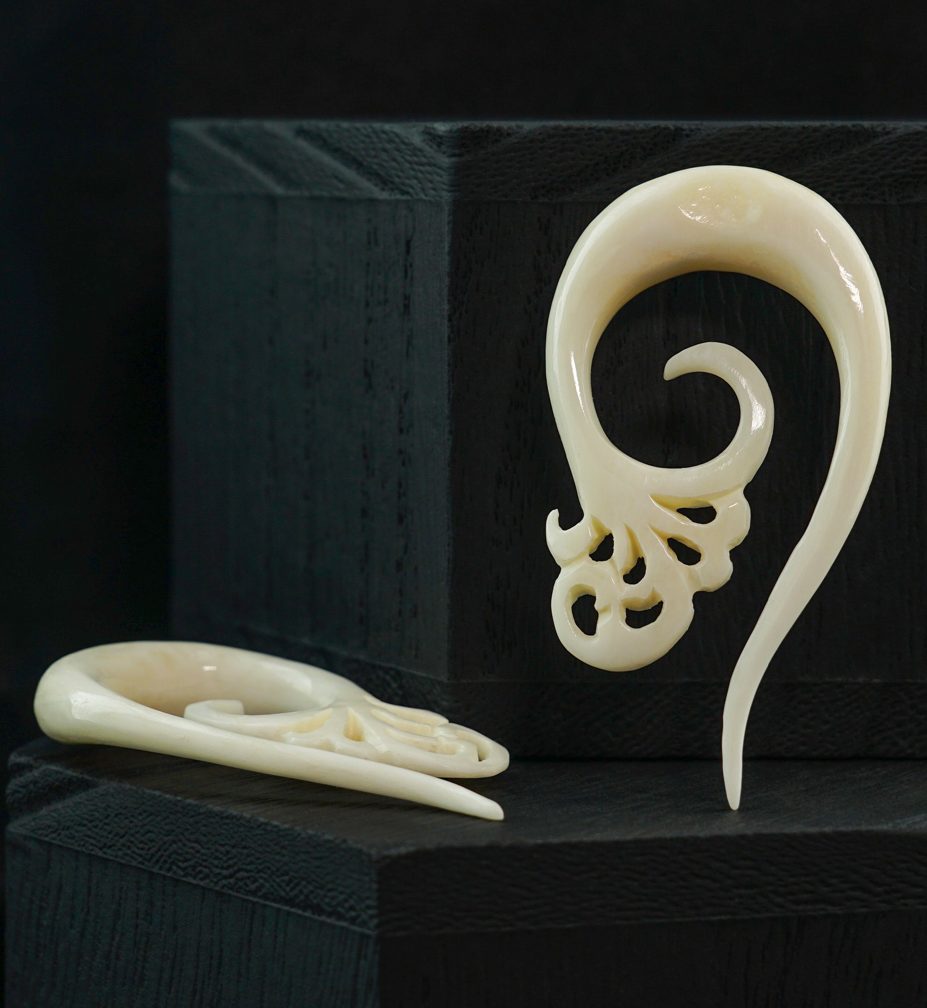 White Plexus Tail Spiral Bone Hangers