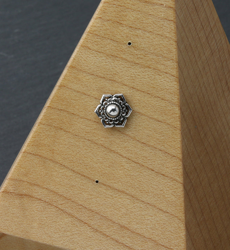 18kt White Gold Ornate Flower Threadless Top