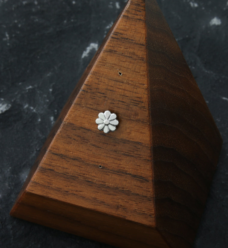 Daisy Titanium Threadless Top