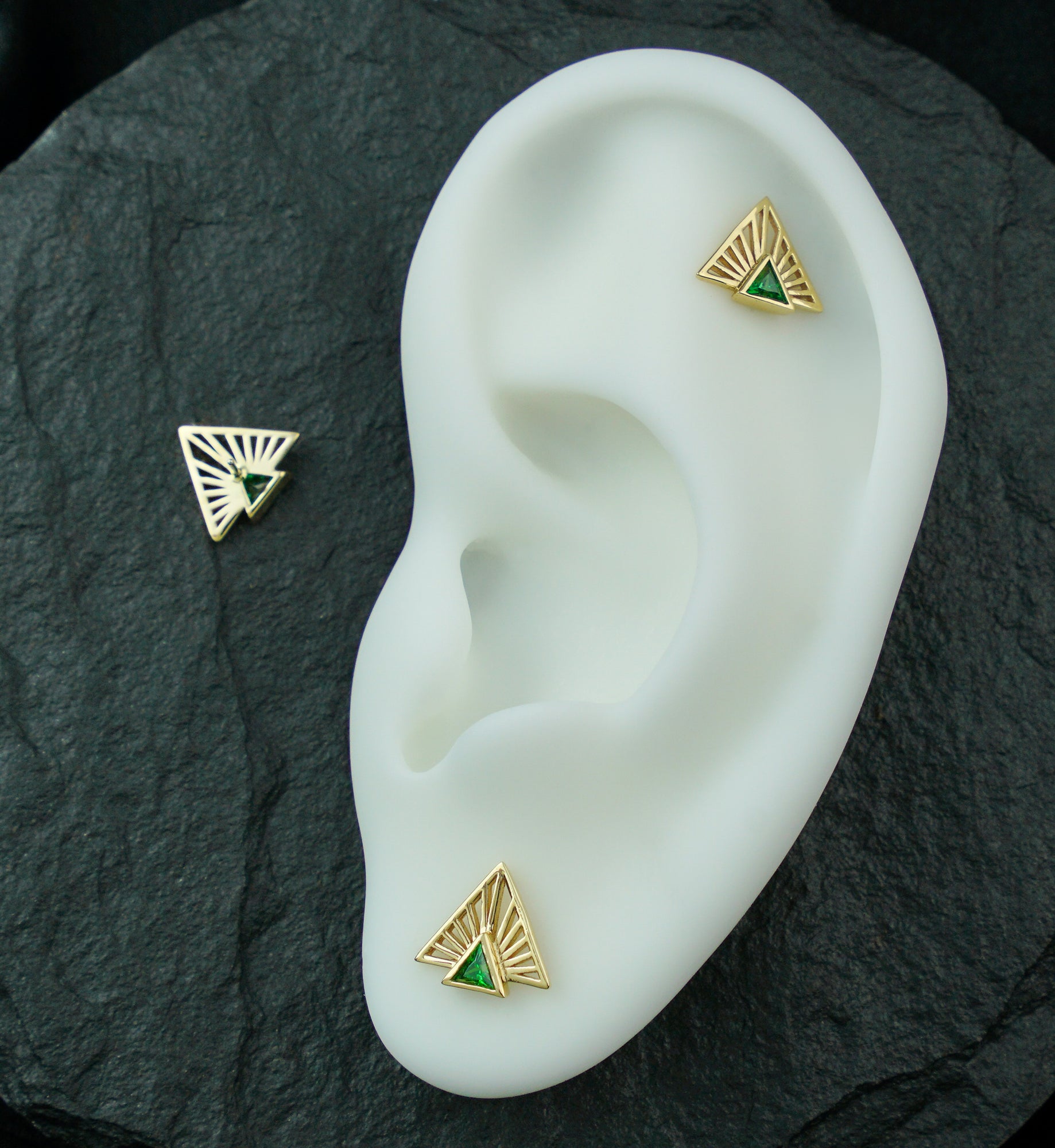 14kt Gold Drop Triangle Burst Emerald CZ Threadless Top