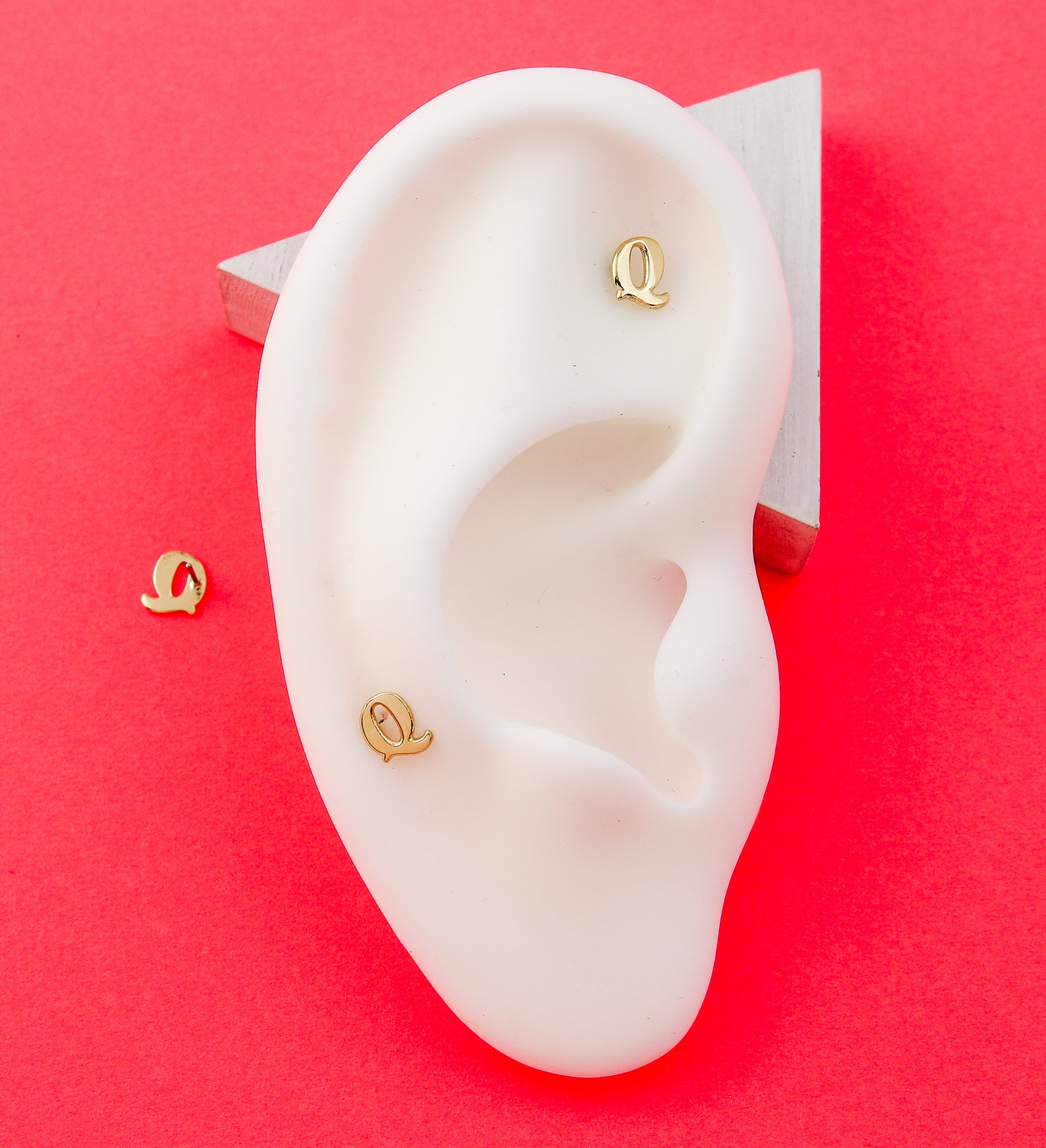 14kt Gold Letter Q Threadless Top