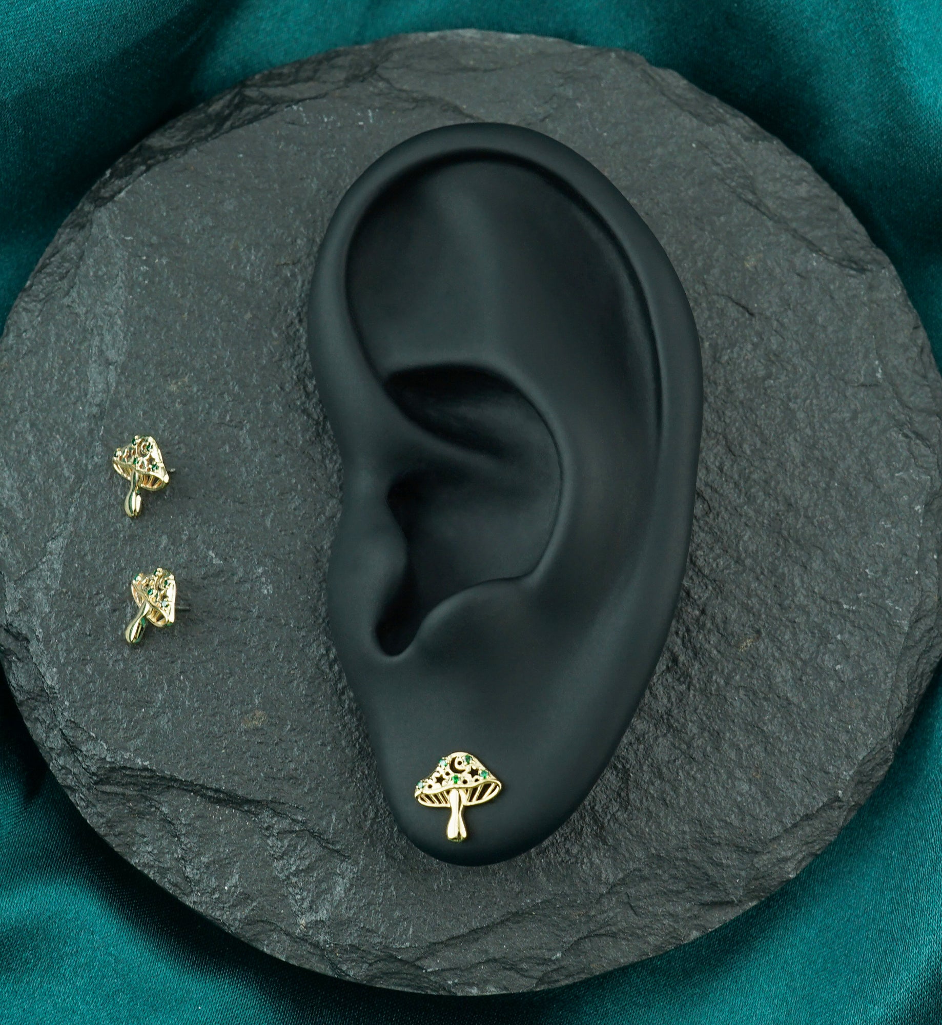 14kt Gold Mushroom Star Emerald CZ Threadless Top