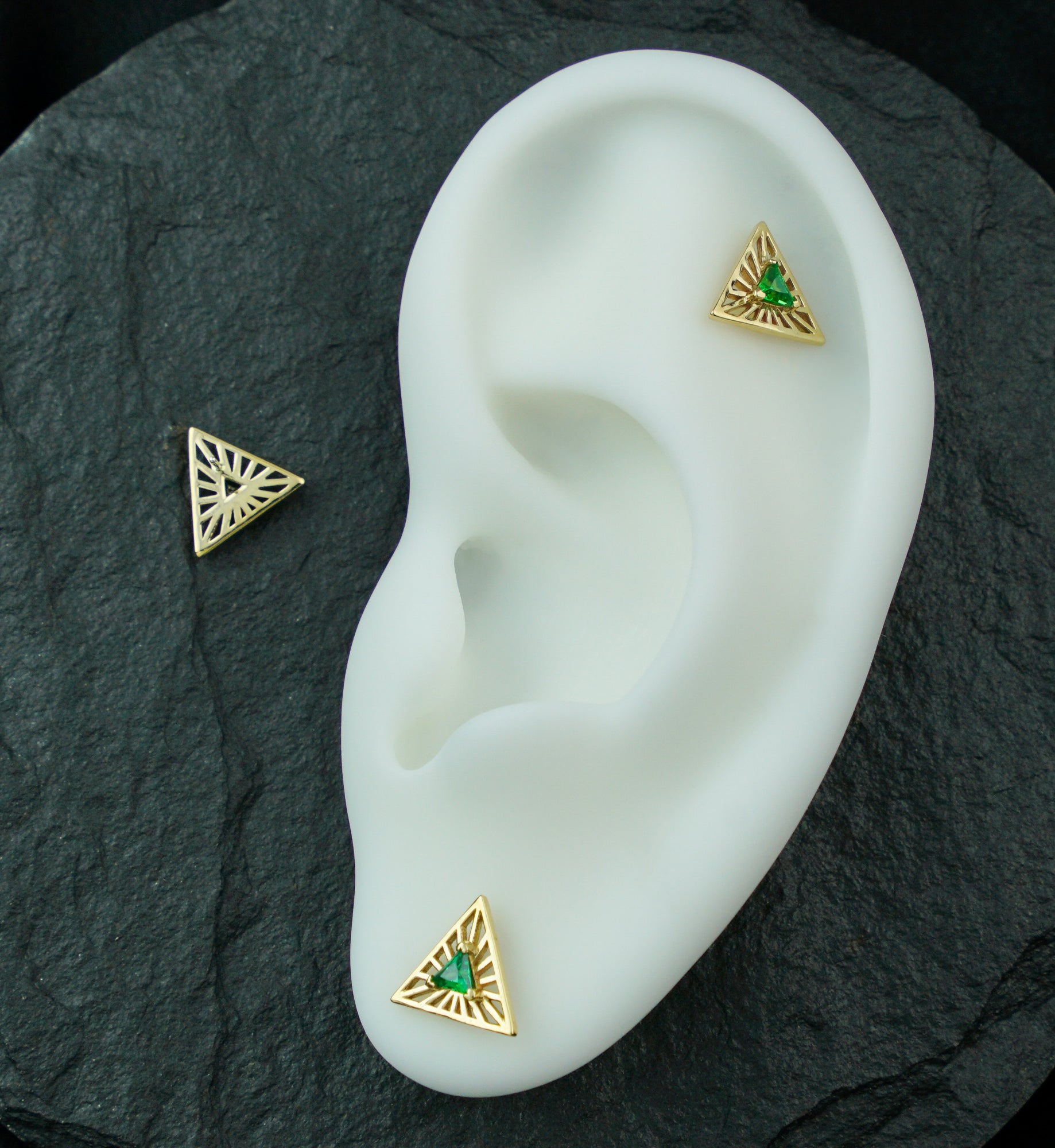 14kt Gold Triangle Burst Emerald CZ Threadless Top