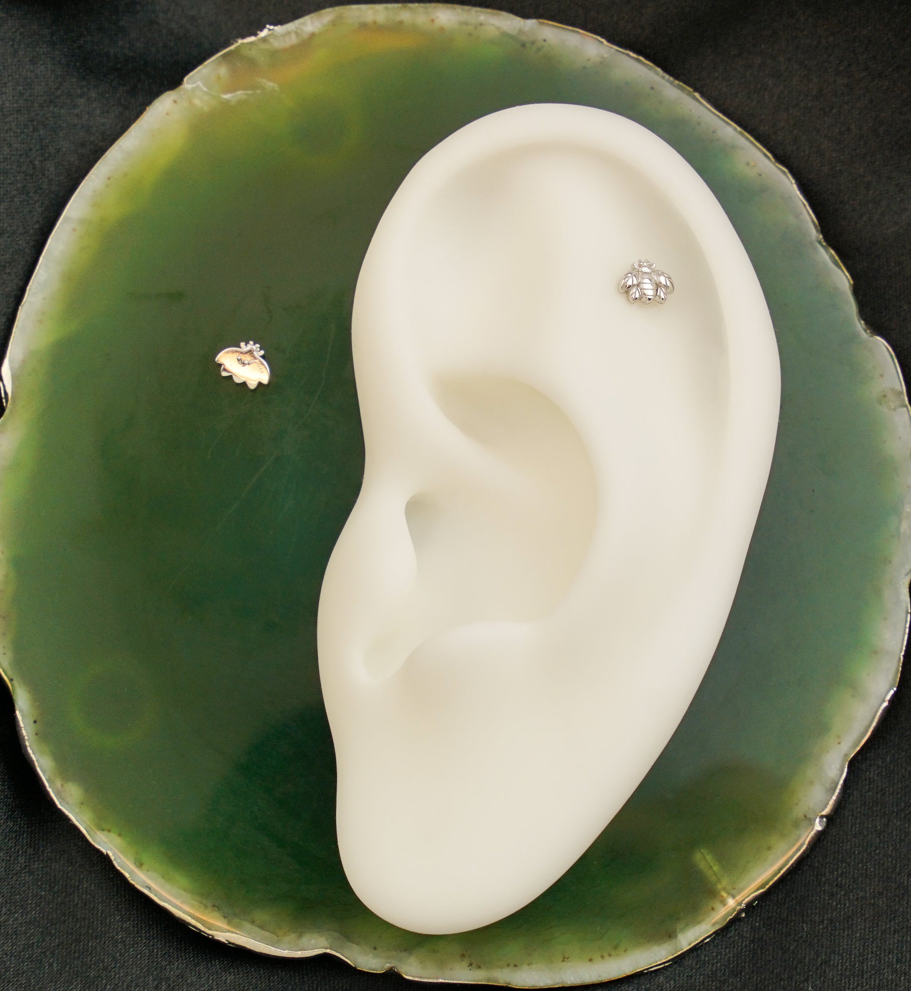 18kt White Gold Mini Bee Threadless Top