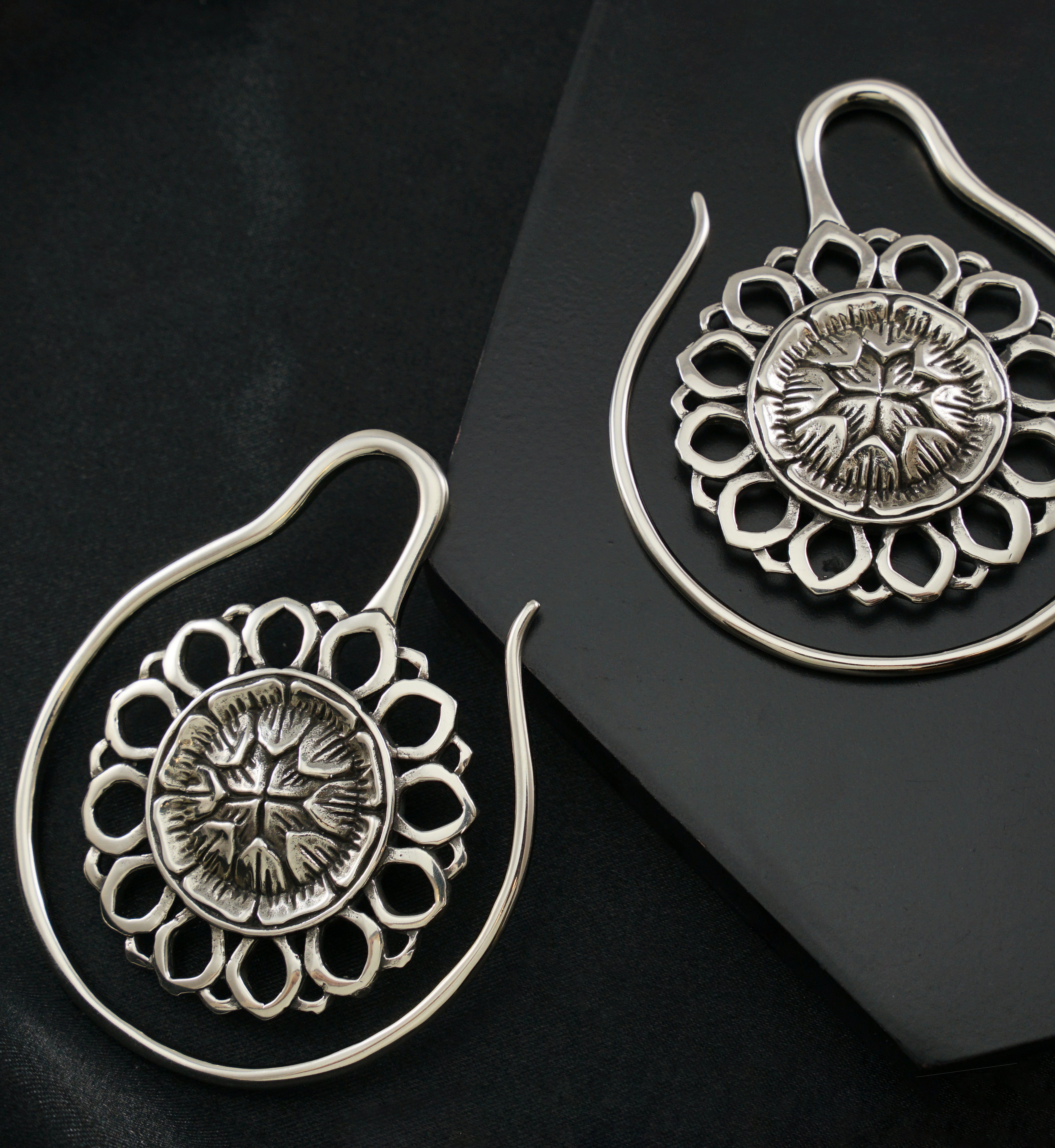 Amaryllis White Brass Ear Weights