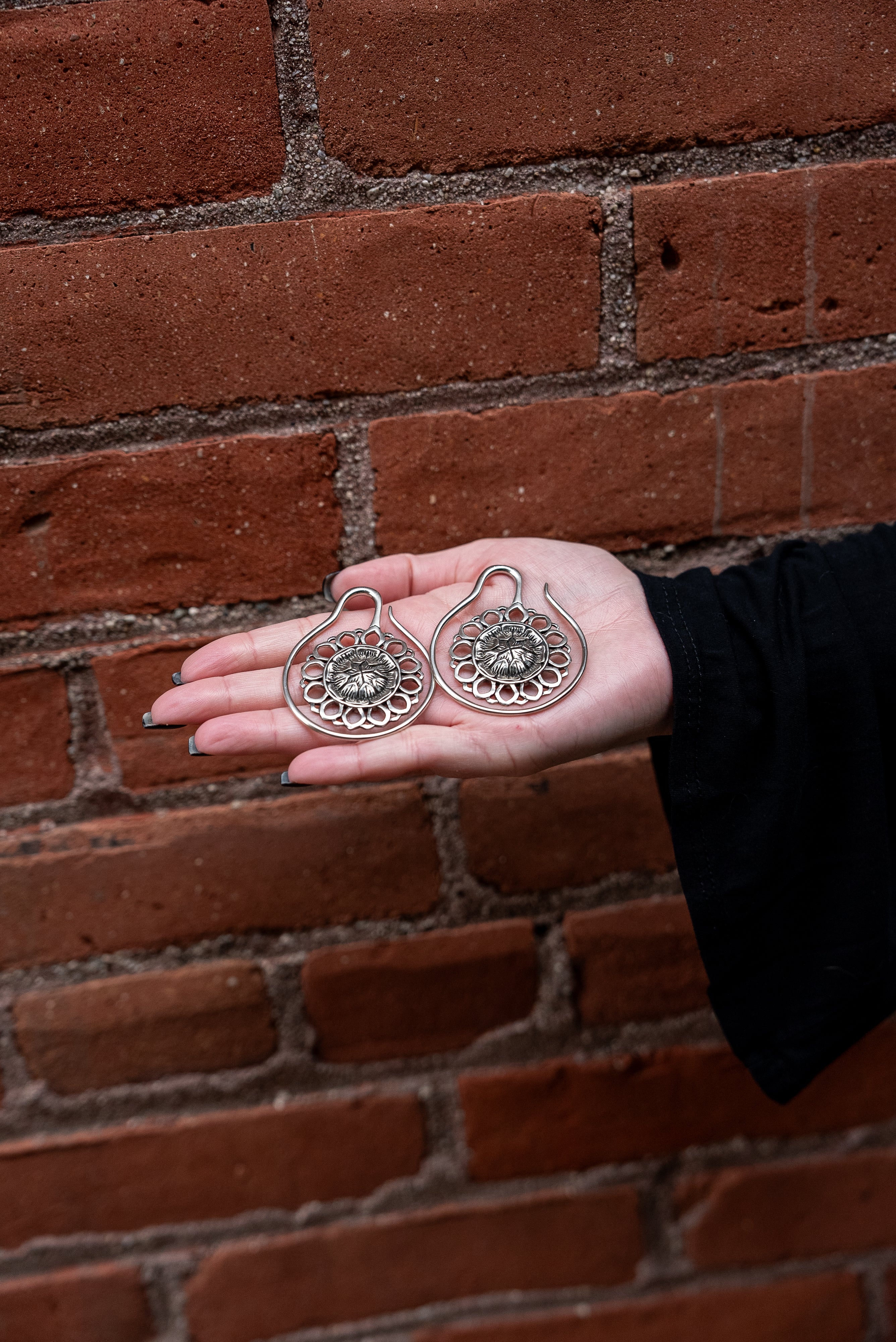 Amaryllis White Brass Ear Weights