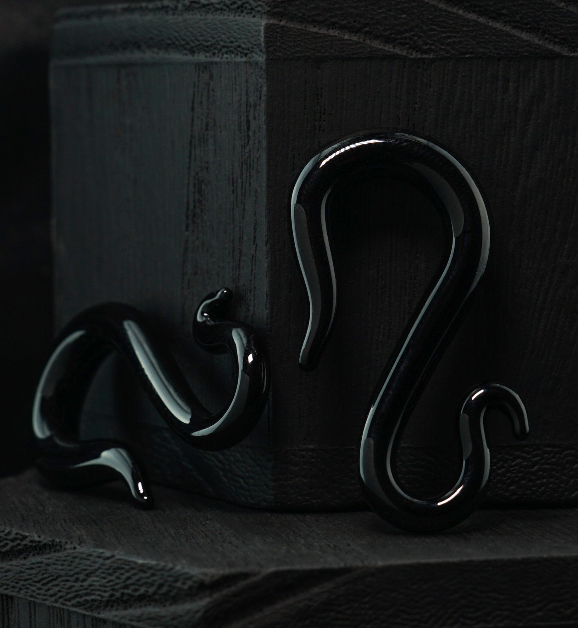 Black Flexure Glass Hangers