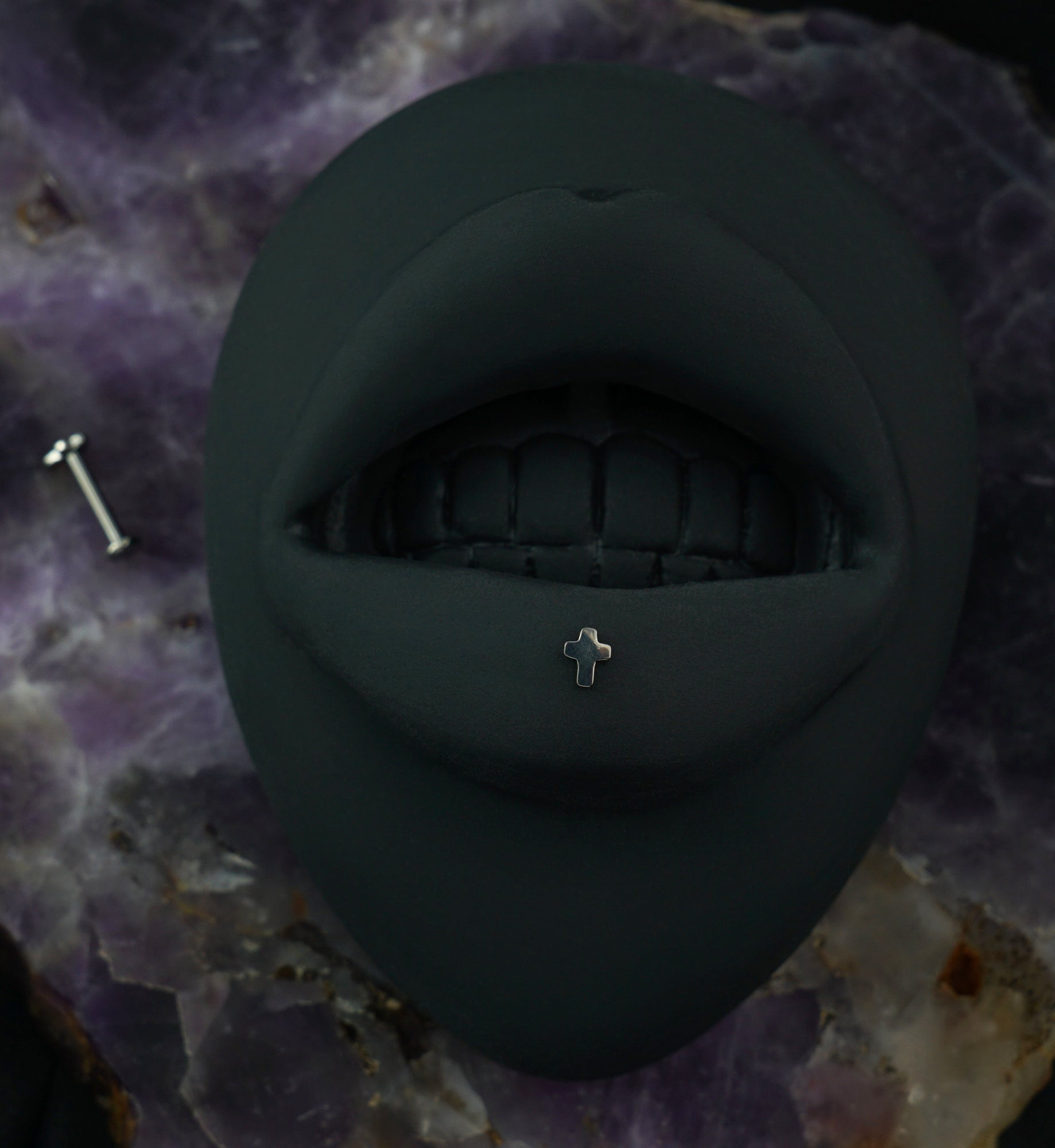 Cross Titanium Labret