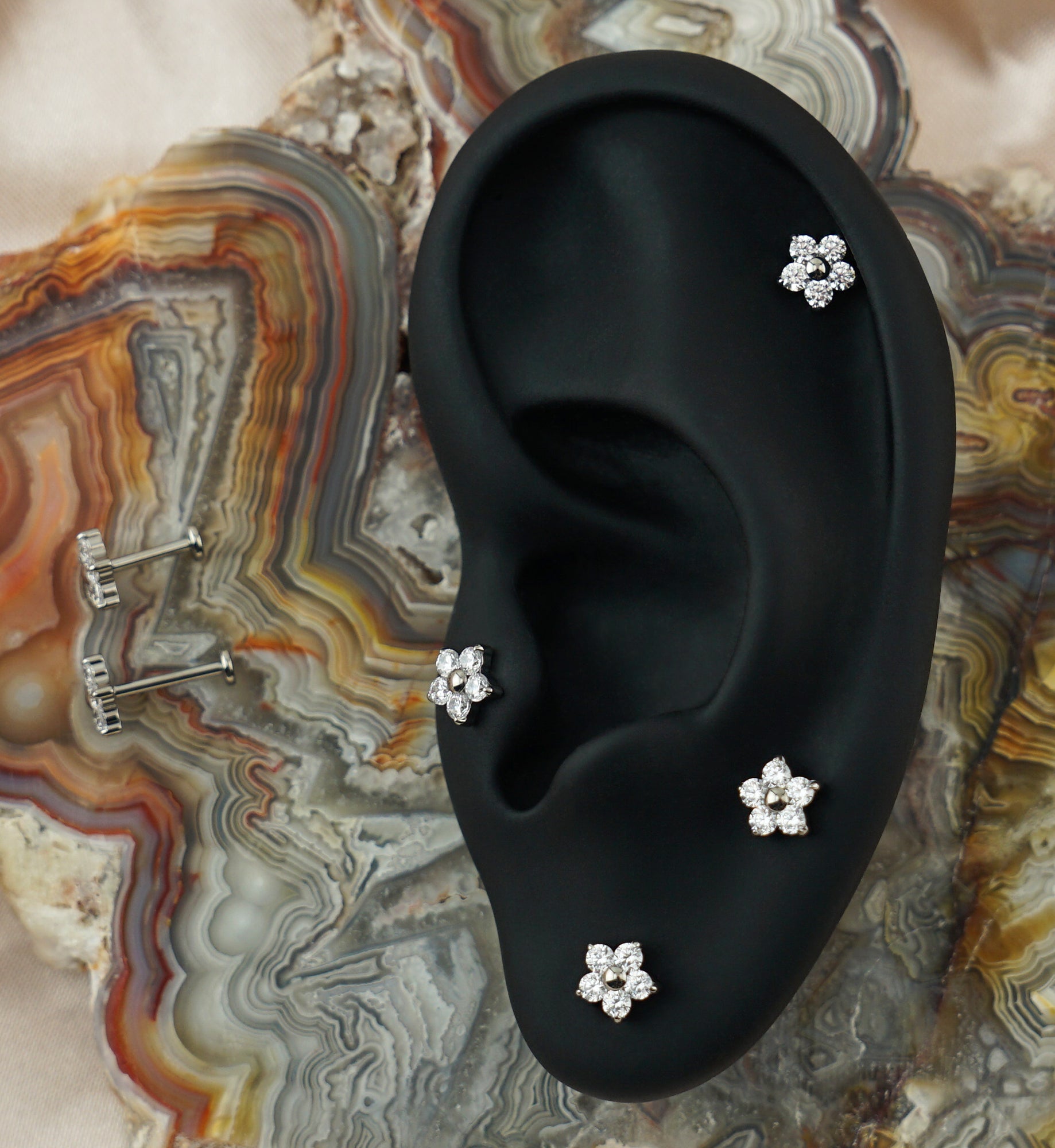 Daisy 様　ピアス　No.5681 Daisy CZ Titanium Threadless Labret