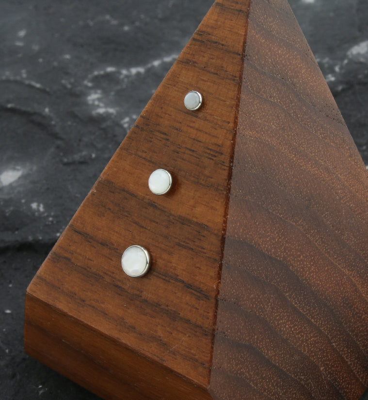 Faceted White MOP Titanium Threadless Top