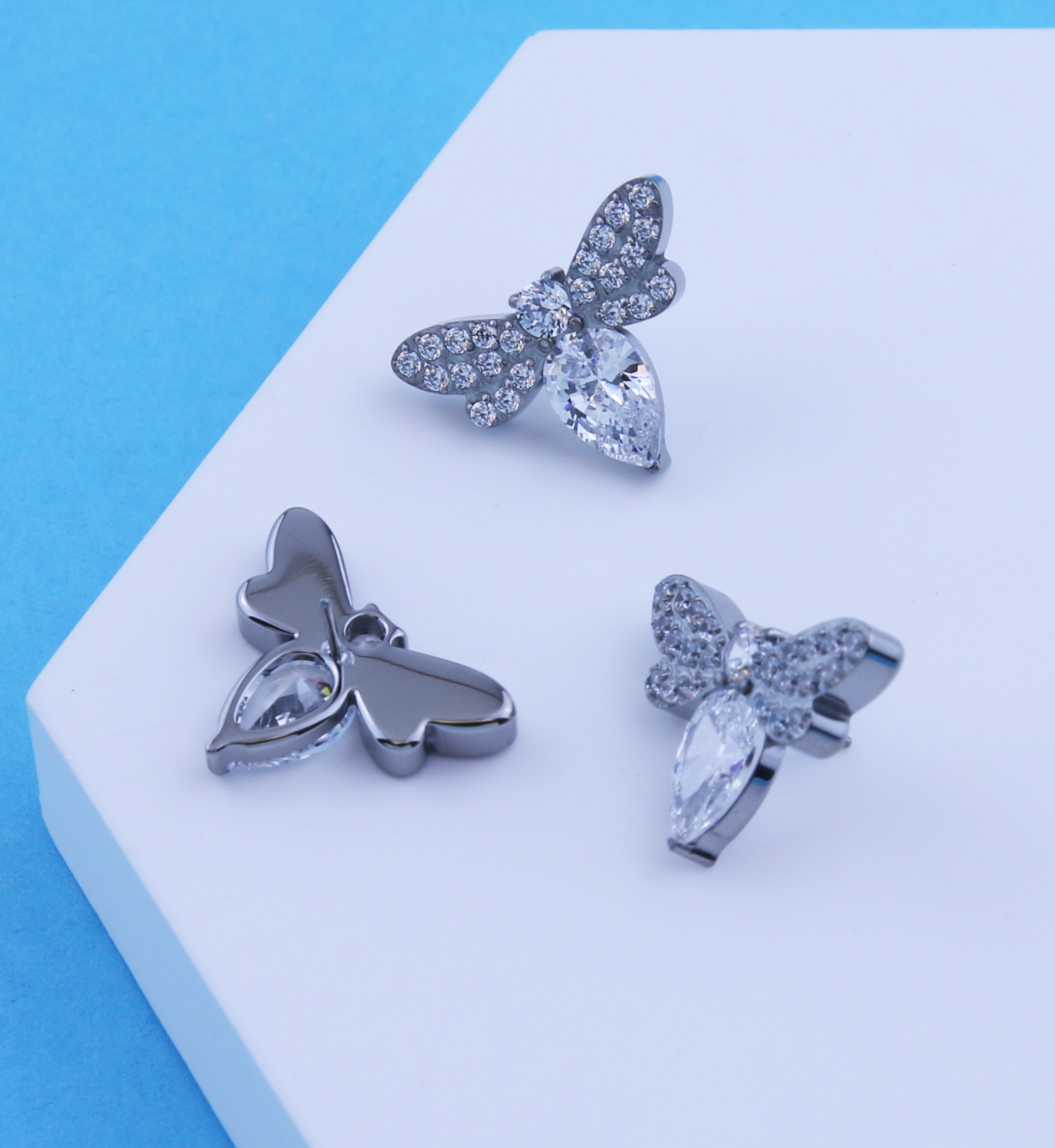 Honeybee Teardrop Clear CZ Titanium Threadless Top