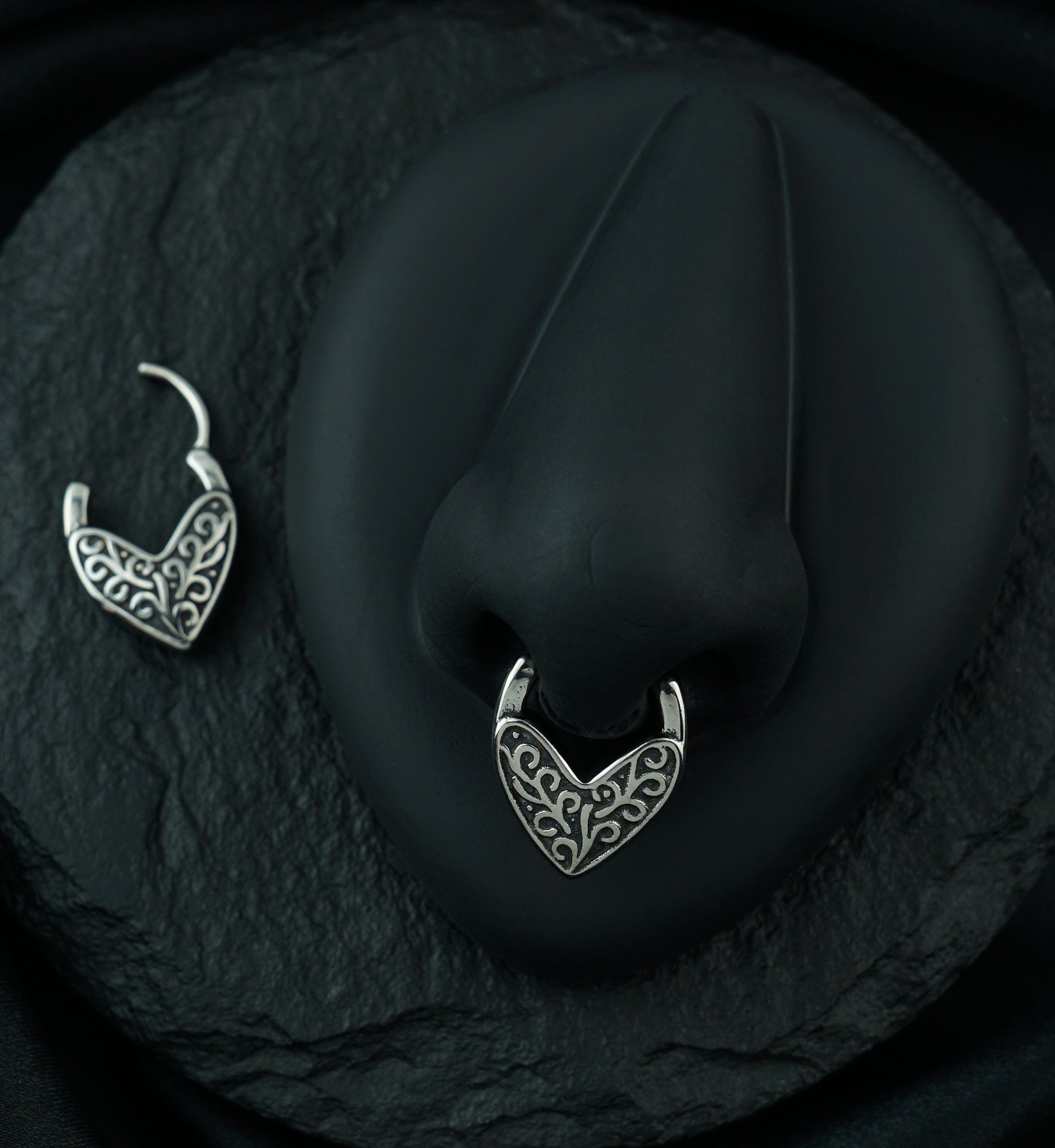 Point Etched Vine Stainless Steel Hinged Segment Ring