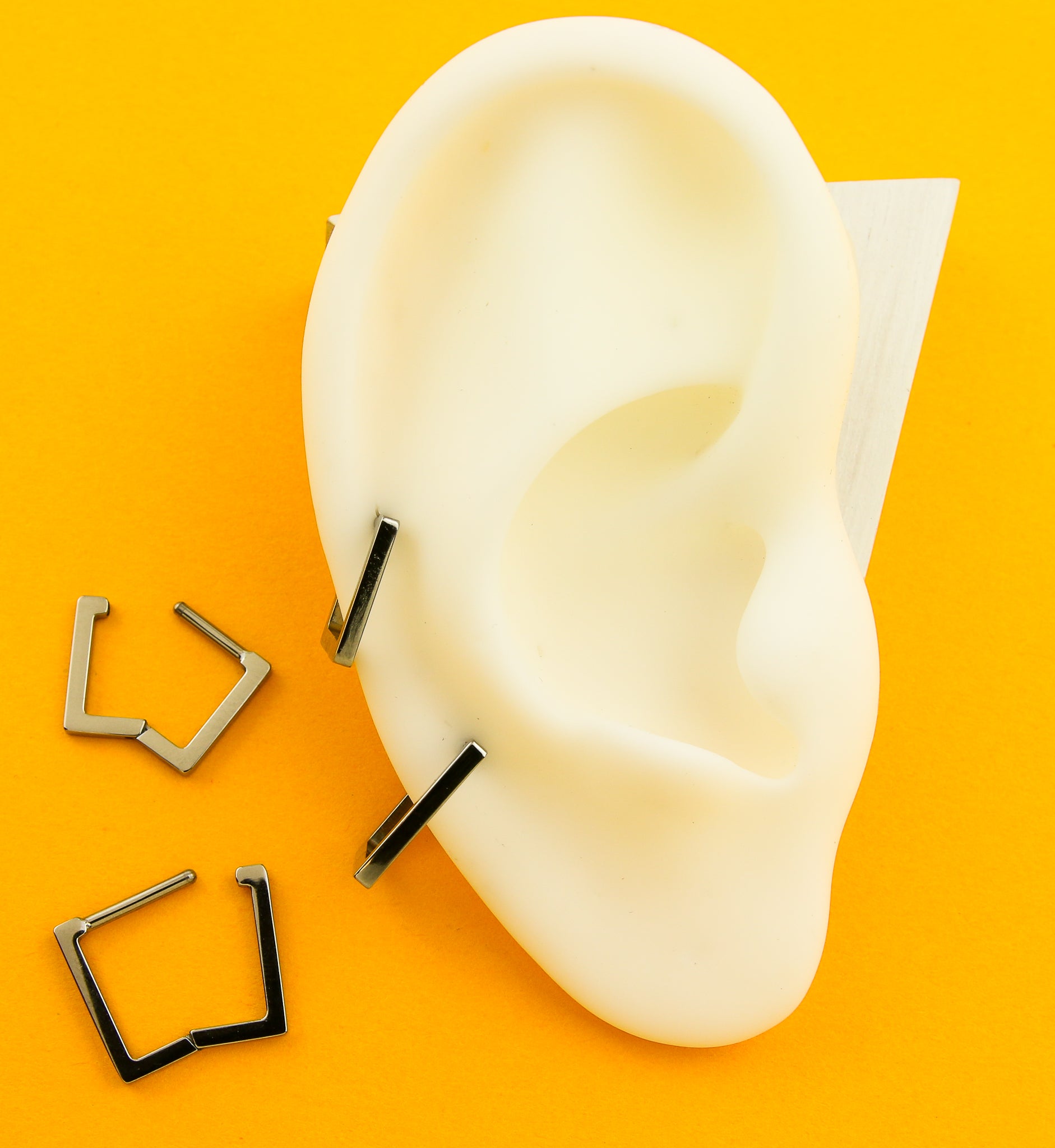 Square Frame Titanium Hinged Segment Ring