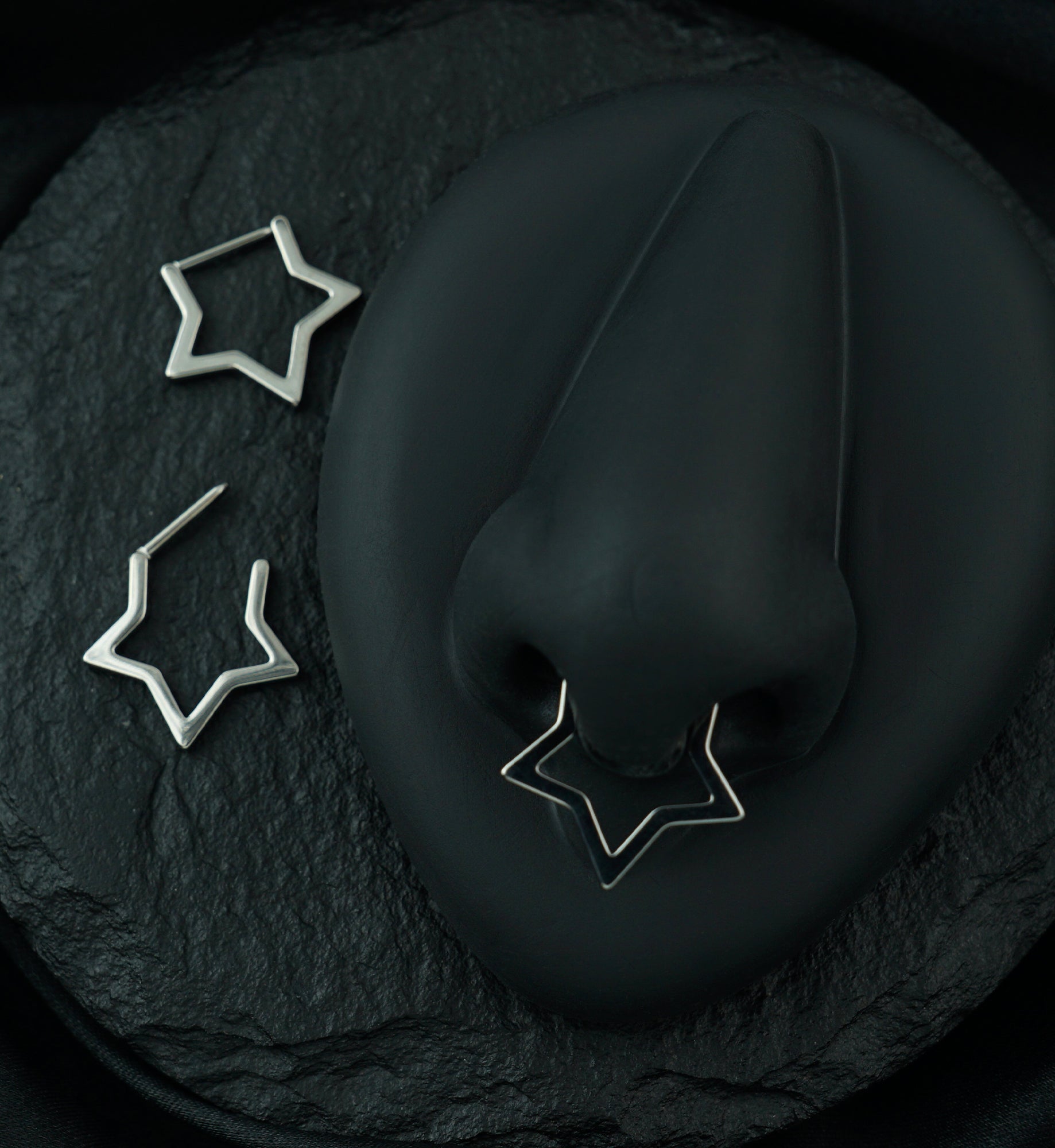 Star Outline Straight Bar Titanium Hinged Segment Ring