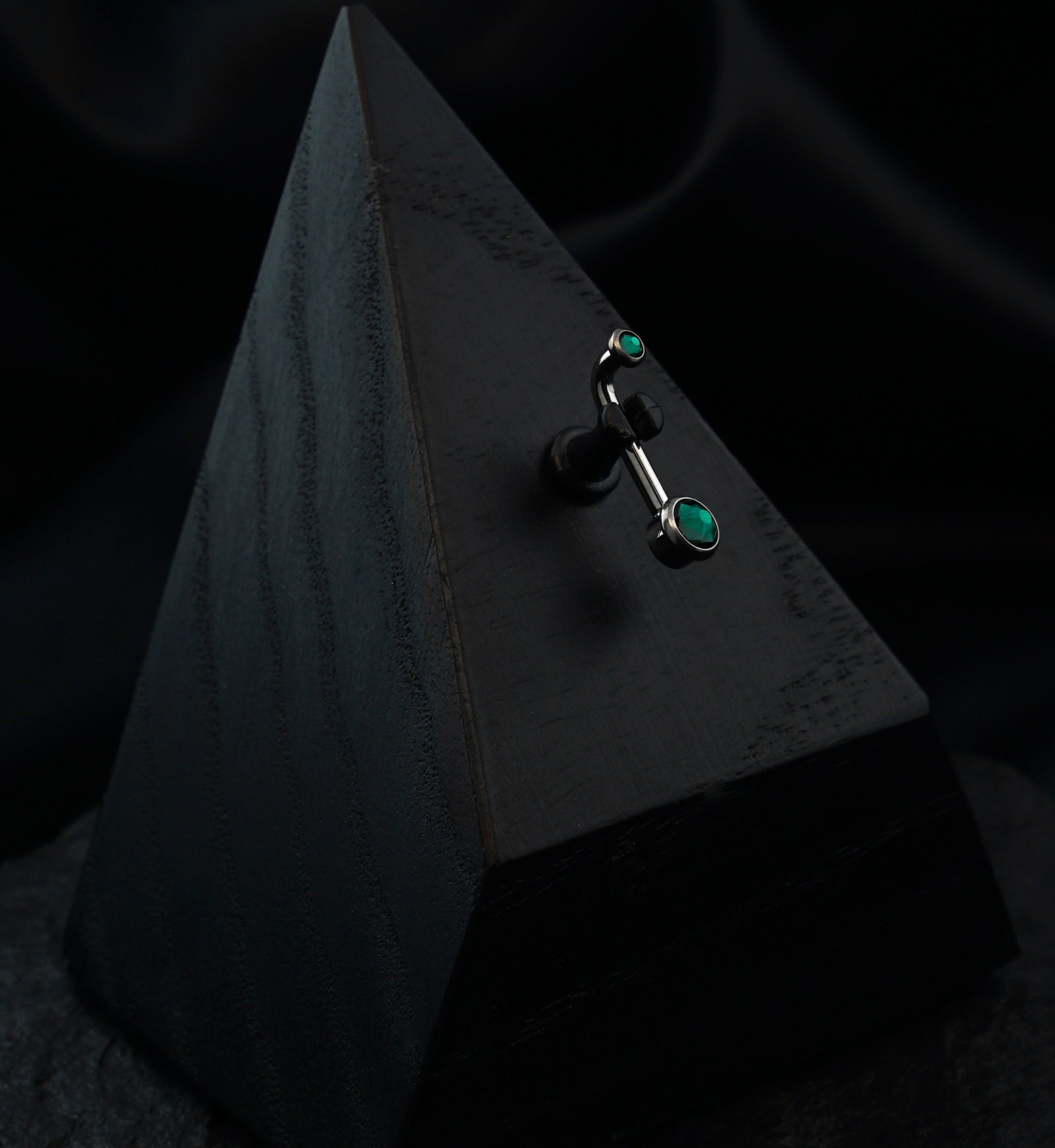 Vertical Clitoral Hood Emerald CZ Bar